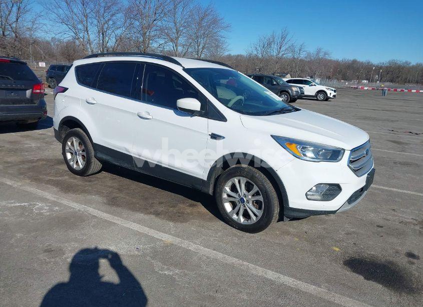 2018 Ford Escape SE (VIN 1FMCU9GD8JUB05356) main photo