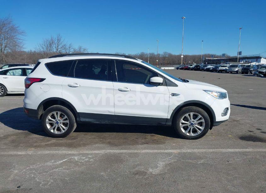 Photo 13 of 2018 Ford Escape SE (VIN 1FMCU9GD8JUB05356)