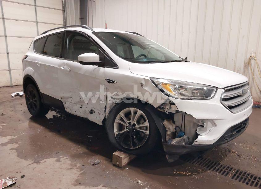 2018 Ford Escape SE (VIN 1FMCU9GD8JUB13473) main photo