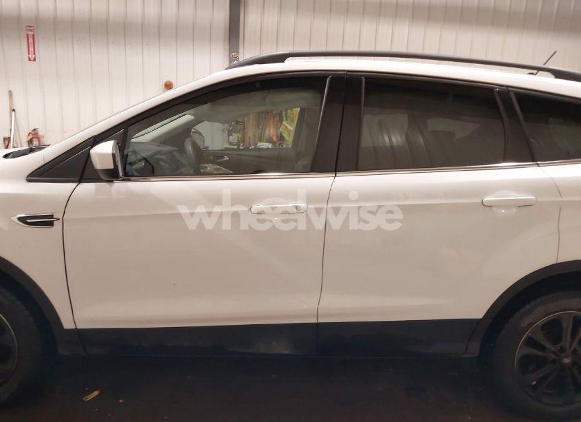 Photo 15 of 2018 Ford Escape SE (VIN 1FMCU9GD8JUB13473)