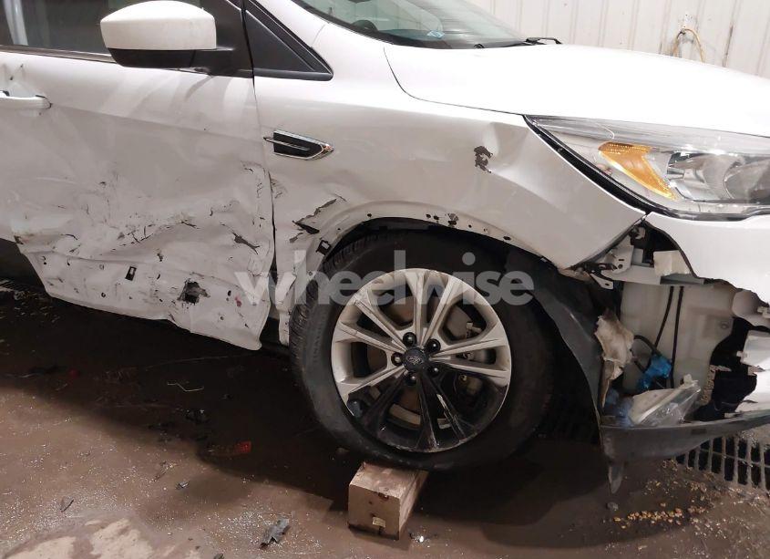 Photo 6 of 2018 Ford Escape SE (VIN 1FMCU9GD8JUB13473)