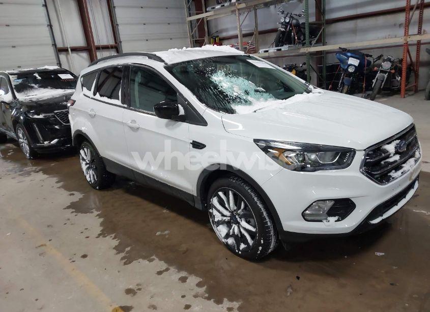 2018 Ford Escape SE (VIN 1FMCU9GD8JUC47691) main photo