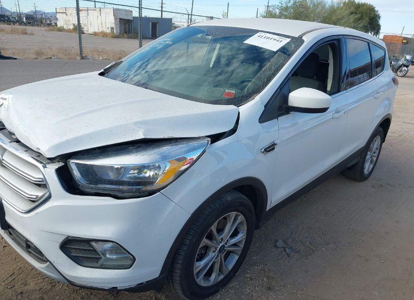 Photo 2 of 2019 Ford Escape SE (VIN 1FMCU9GD8KUA25704)