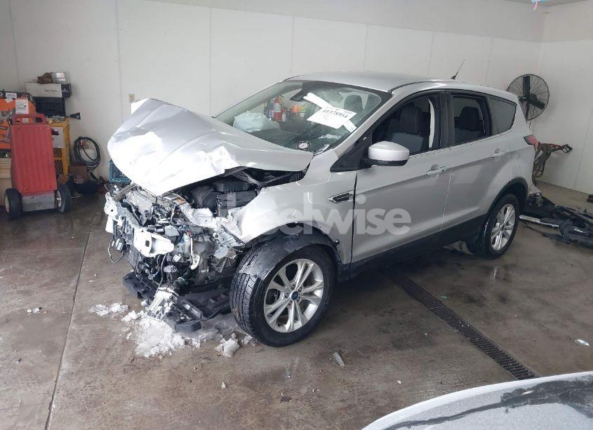 Photo 2 of 2019 Ford Escape SE (VIN 1FMCU9GD8KUA45404)