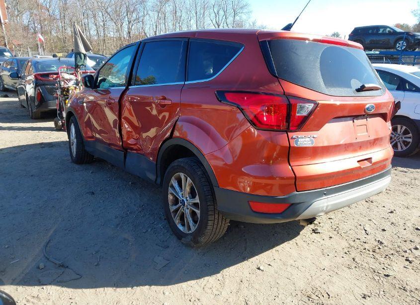Photo 3 of 2019 Ford Escape SE (VIN 1FMCU9GD8KUA48612)