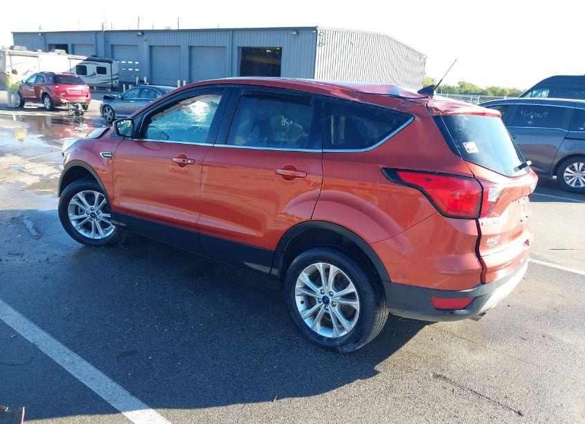 Photo 3 of 2019 Ford Escape SE (VIN 1FMCU9GD8KUA95557)