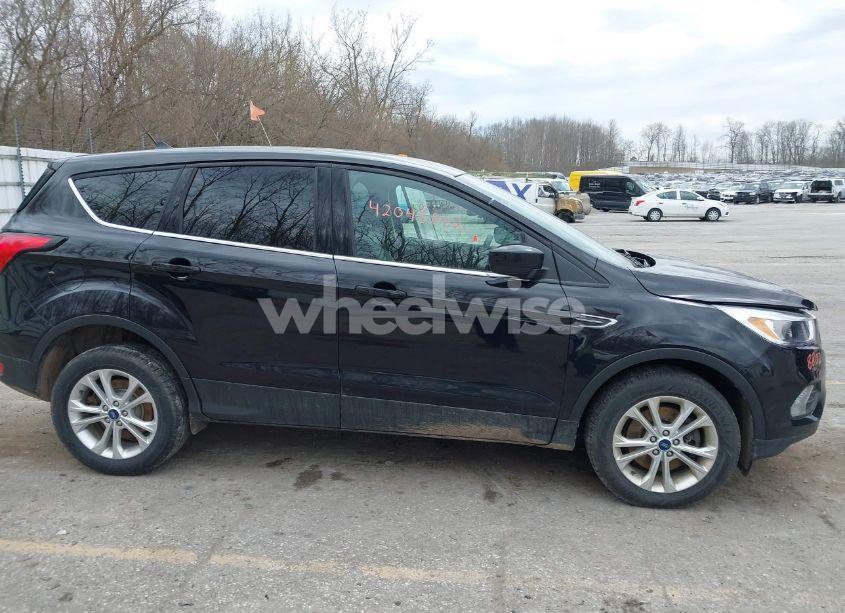 Photo 13 of 2019 Ford Escape SE (VIN 1FMCU9GD8KUB56356)