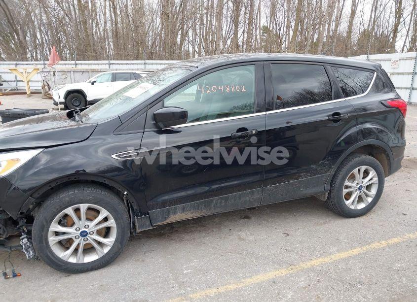 Photo 14 of 2019 Ford Escape SE (VIN 1FMCU9GD8KUB56356)