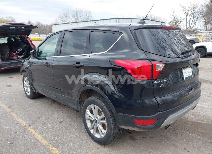 Photo 3 of 2019 Ford Escape SE (VIN 1FMCU9GD8KUB56356)