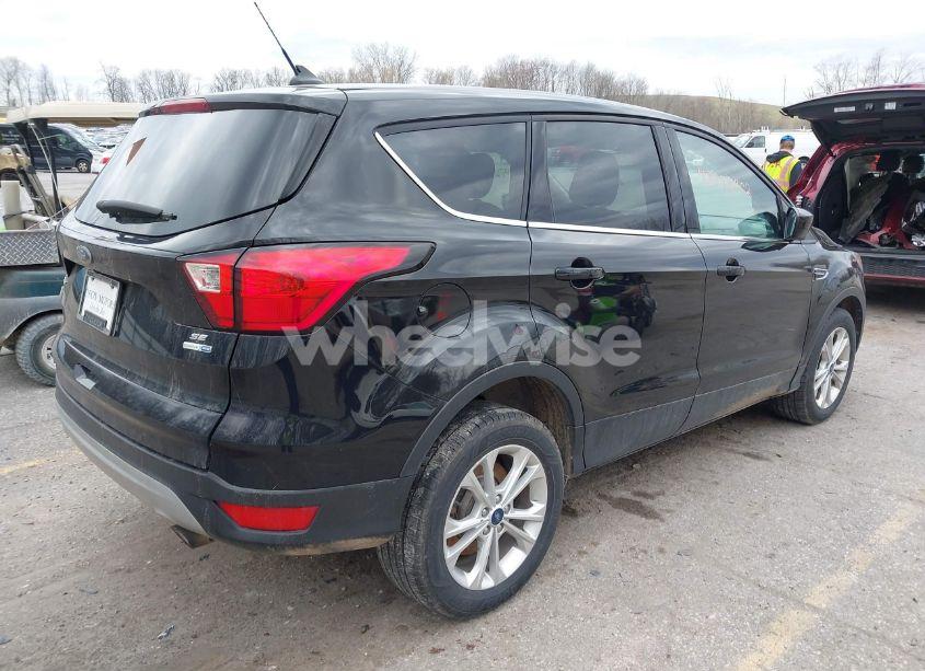 Photo 4 of 2019 Ford Escape SE (VIN 1FMCU9GD8KUB56356)