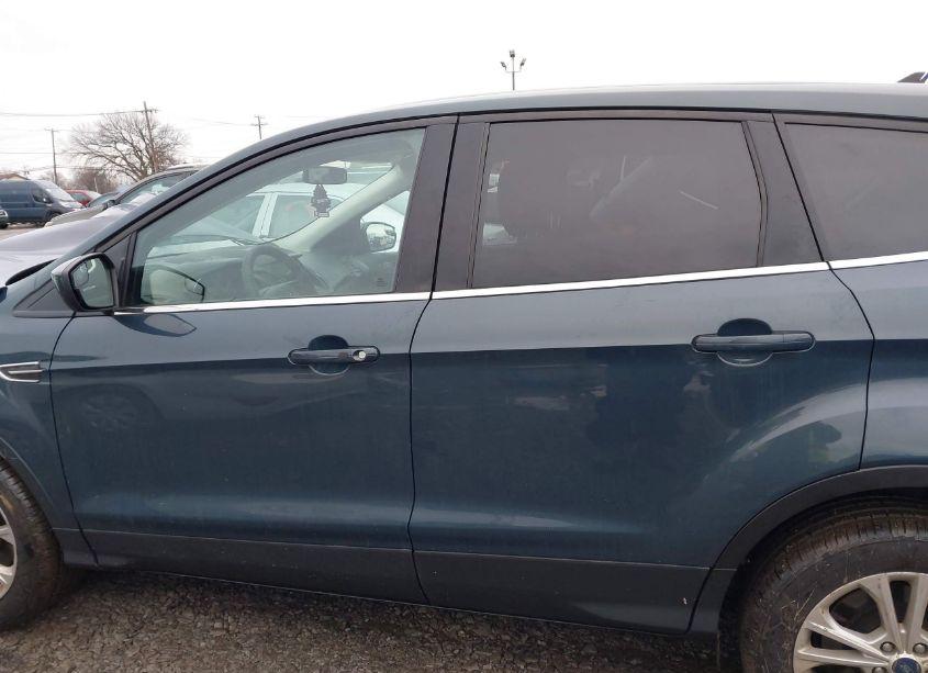 Photo 14 of 2019 Ford Escape SE (VIN 1FMCU9GD8KUB73996)