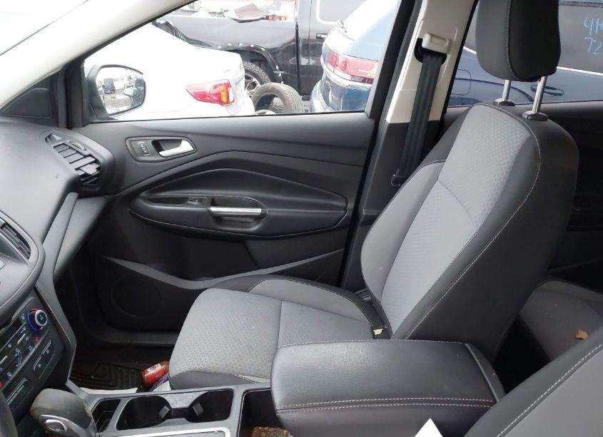 Photo 5 of 2019 Ford Escape SE (VIN 1FMCU9GD8KUB73996)