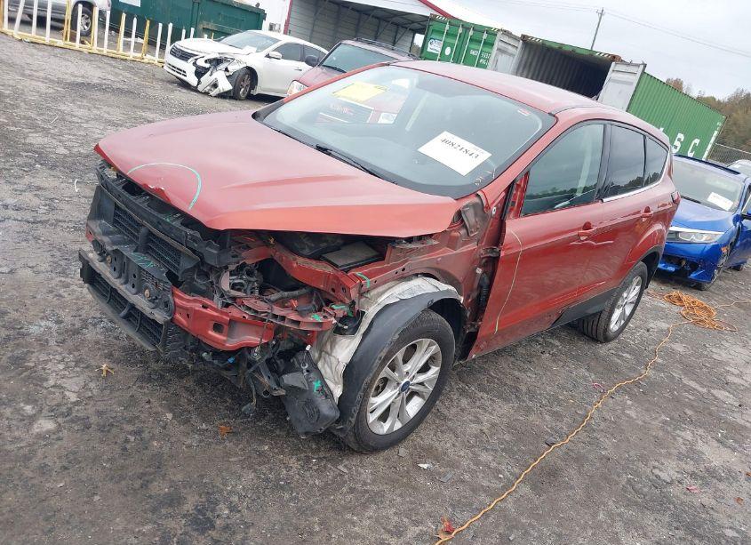 Photo 2 of 2019 Ford Escape SE (VIN 1FMCU9GD8KUB82410)