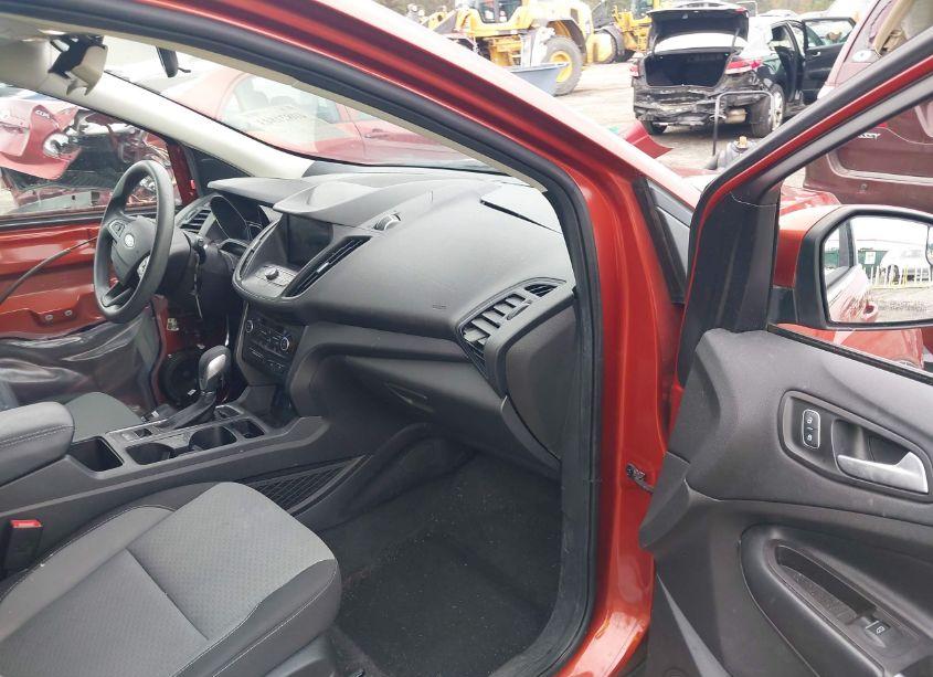 Photo 5 of 2019 Ford Escape SE (VIN 1FMCU9GD8KUB82410)