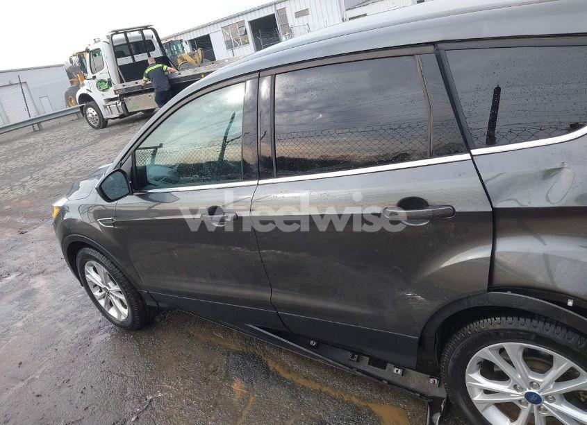 Photo 14 of 2019 Ford Escape SE (VIN 1FMCU9GD8KUC33968)