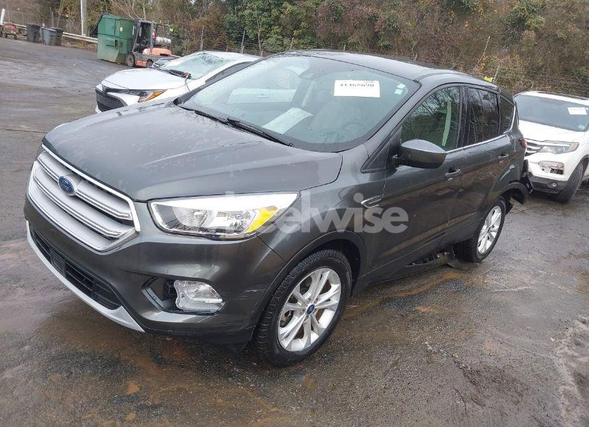 Photo 2 of 2019 Ford Escape SE (VIN 1FMCU9GD8KUC33968)