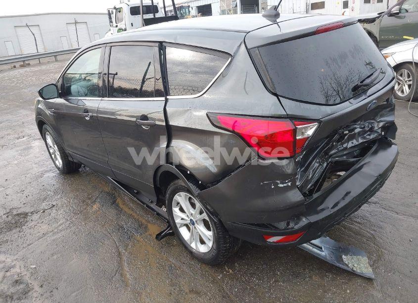 Photo 3 of 2019 Ford Escape SE (VIN 1FMCU9GD8KUC33968)