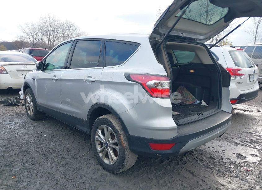Photo 3 of 2017 Ford Escape SE (VIN 1FMCU9GD9HUB00290)