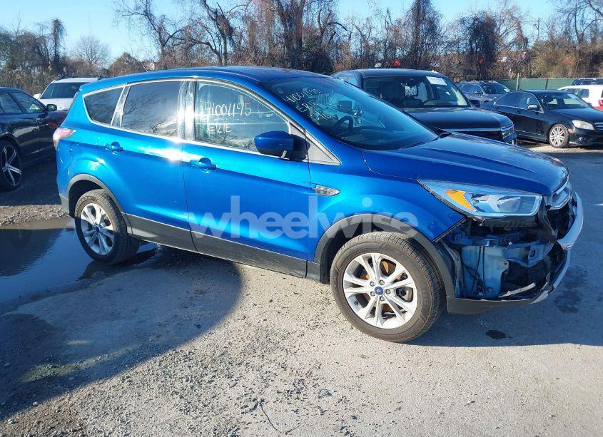 2017 Ford Escape SE (VIN 1FMCU9GD9HUB49781) main photo