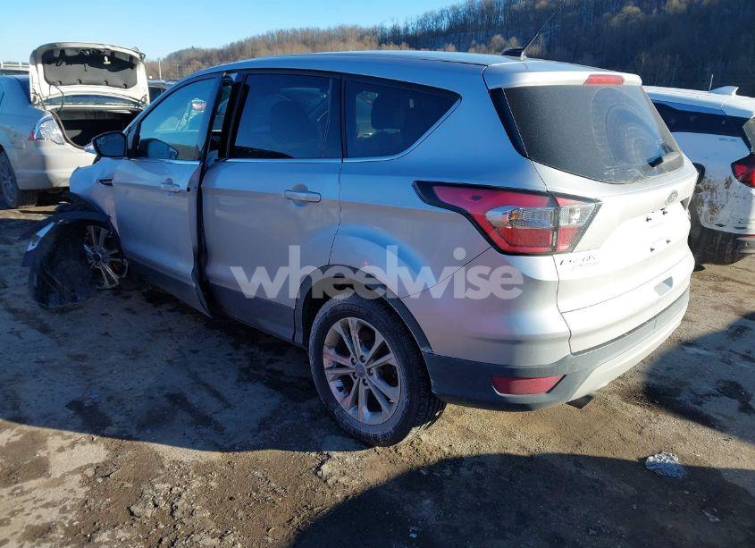 Photo 3 of 2017 Ford Escape SE (VIN 1FMCU9GD9HUB65639)