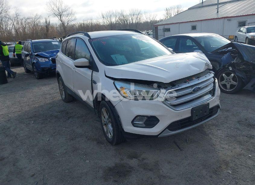 2017 Ford Escape SE (VIN 1FMCU9GD9HUB76642) main photo