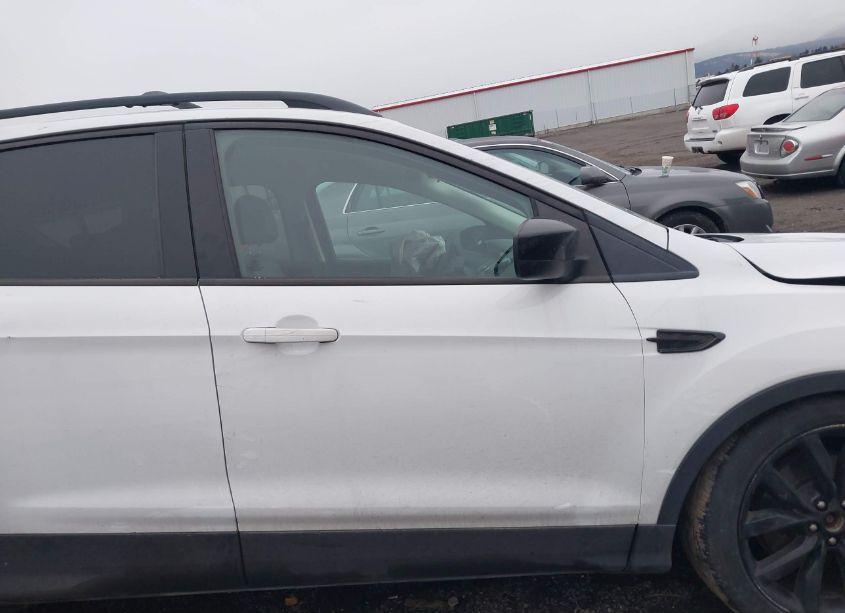 Photo 14 of 2017 Ford Escape SE (VIN 1FMCU9GD9HUC50349)