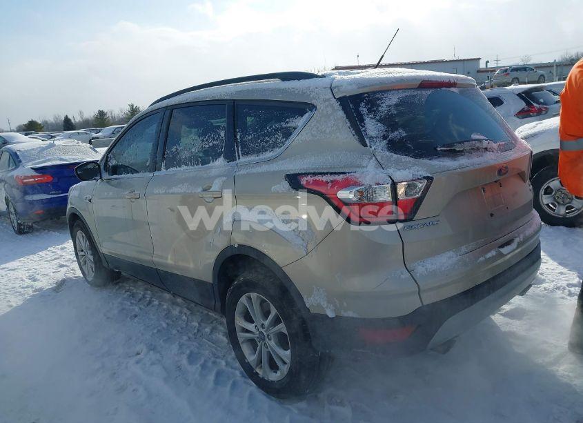 Photo 3 of 2017 Ford Escape SE (VIN 1FMCU9GD9HUD22134)