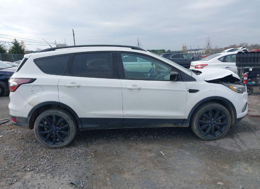 Photo 13 of 2017 Ford Escape SE (VIN 1FMCU9GD9HUD35935)
