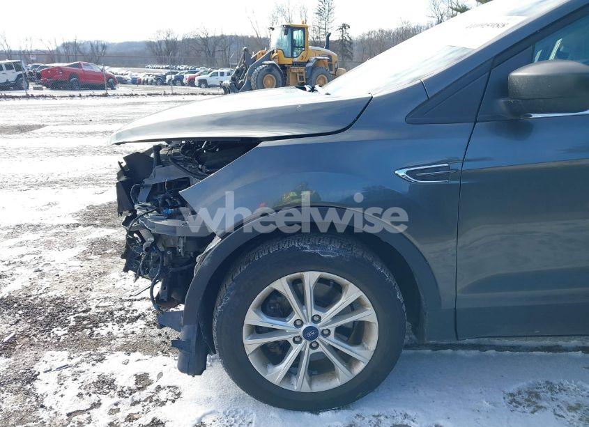 Photo 18 of 2018 Ford Escape SE (VIN 1FMCU9GD9JUA42218)