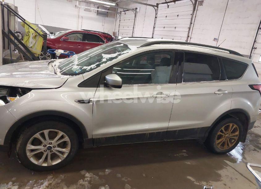 Photo 15 of 2018 Ford Escape SE (VIN 1FMCU9GD9JUB92832)