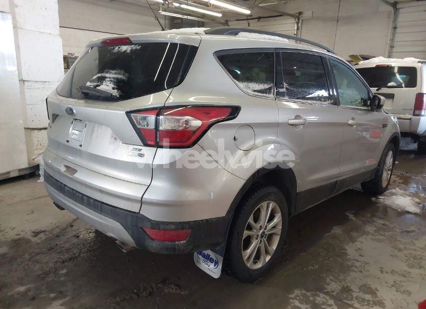 Photo 4 of 2018 Ford Escape SE (VIN 1FMCU9GD9JUB92832)