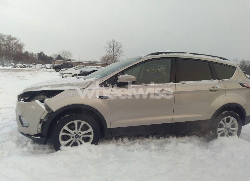 Photo 15 of 2018 Ford Escape SE (VIN 1FMCU9GD9JUD12533)