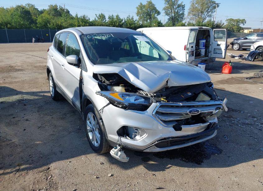 2019 Ford Escape SE (VIN 1FMCU9GD9KUA08233) main photo