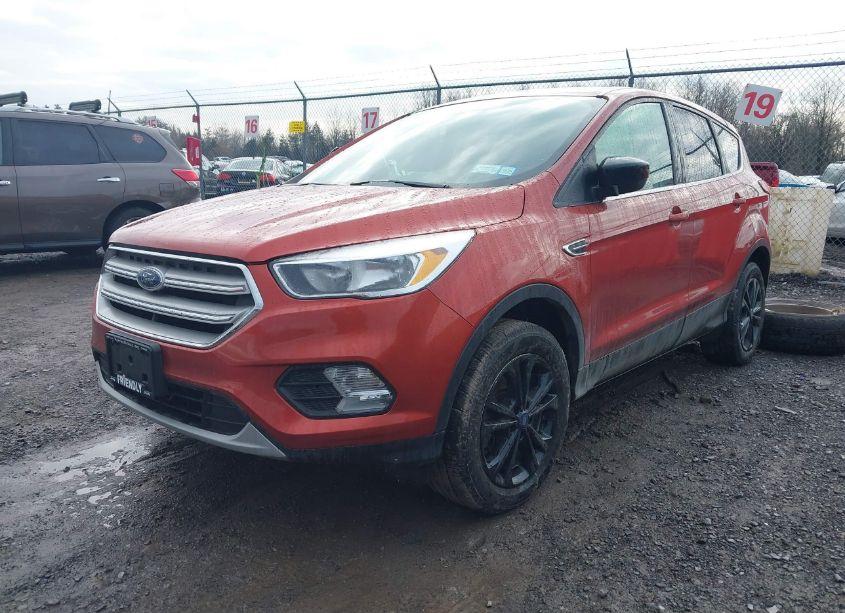 Photo 2 of 2019 Ford Escape SE (VIN 1FMCU9GD9KUA37604)