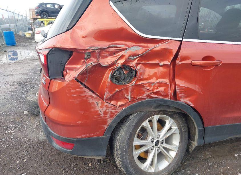 Photo 6 of 2019 Ford Escape SE (VIN 1FMCU9GD9KUA37604)