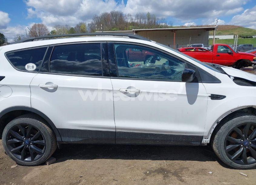 Photo 13 of 2019 Ford Escape SE (VIN 1FMCU9GD9KUA95020)