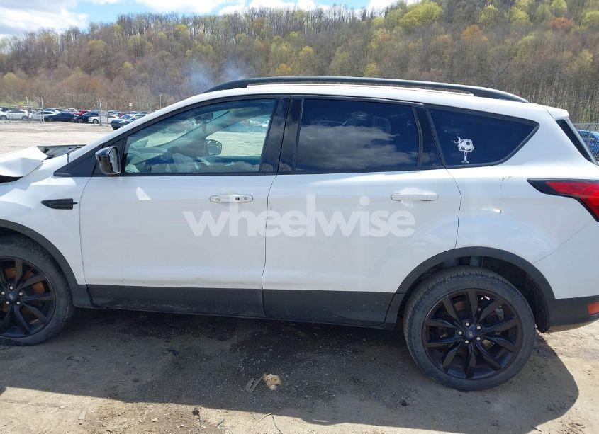 Photo 14 of 2019 Ford Escape SE (VIN 1FMCU9GD9KUA95020)