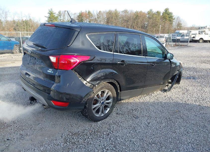 Photo 4 of 2019 Ford Escape SE (VIN 1FMCU9GD9KUB10339)