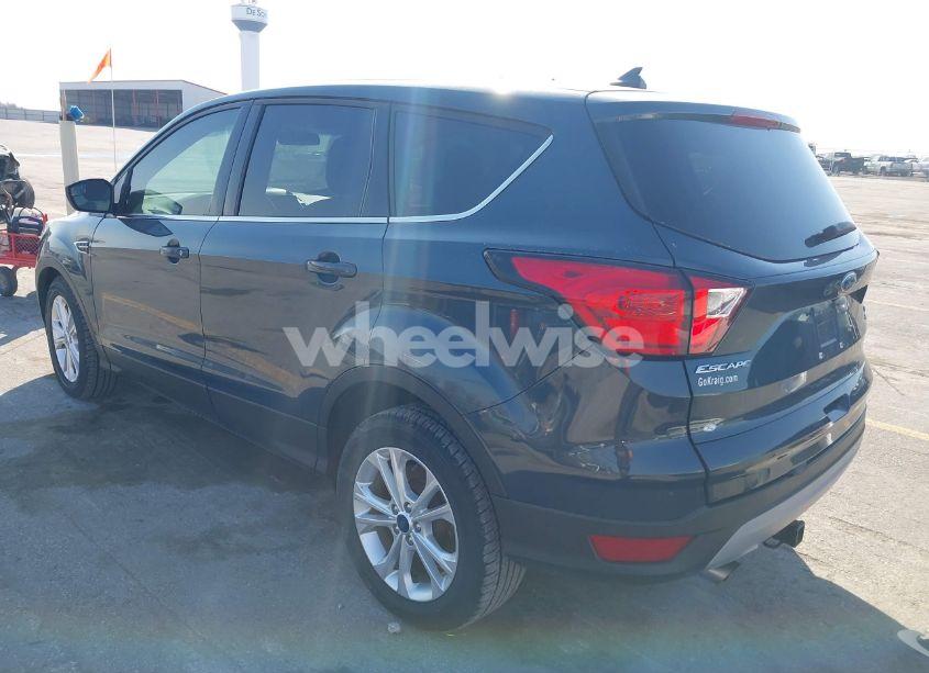 Photo 3 of 2019 Ford Escape SE (VIN 1FMCU9GD9KUB14228)