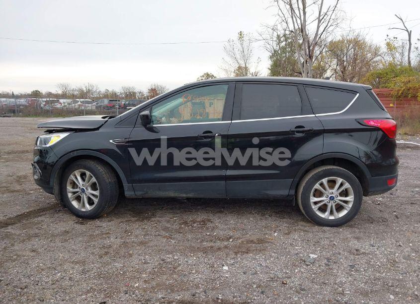 Photo 13 of 2019 Ford Escape SE (VIN 1FMCU9GD9KUC00042)