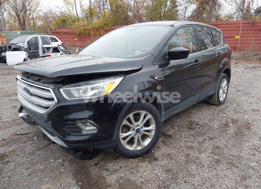 Photo 2 of 2019 Ford Escape SE (VIN 1FMCU9GD9KUC00042)