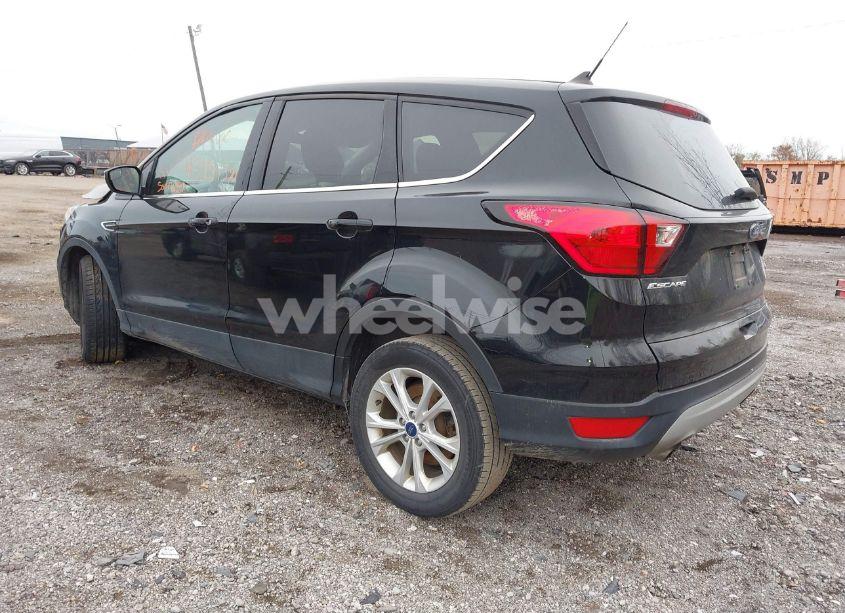 Photo 3 of 2019 Ford Escape SE (VIN 1FMCU9GD9KUC00042)