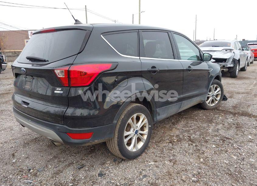 Photo 4 of 2019 Ford Escape SE (VIN 1FMCU9GD9KUC00042)