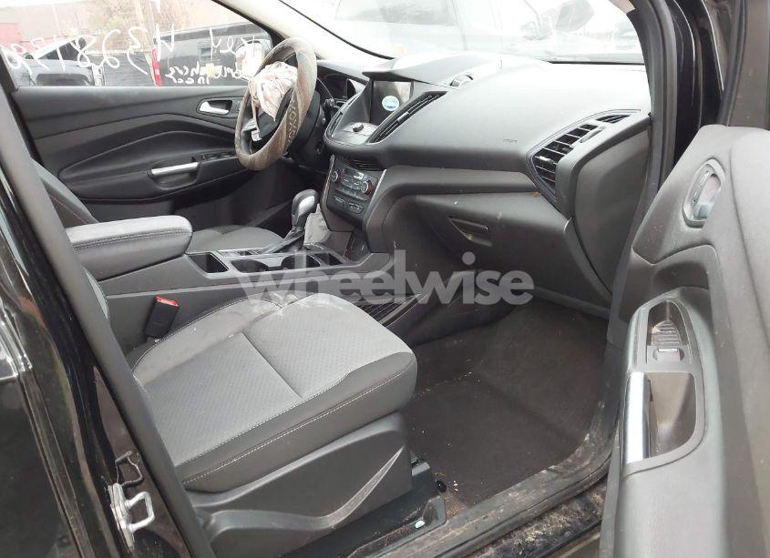 Photo 5 of 2019 Ford Escape SE (VIN 1FMCU9GD9KUC00042)