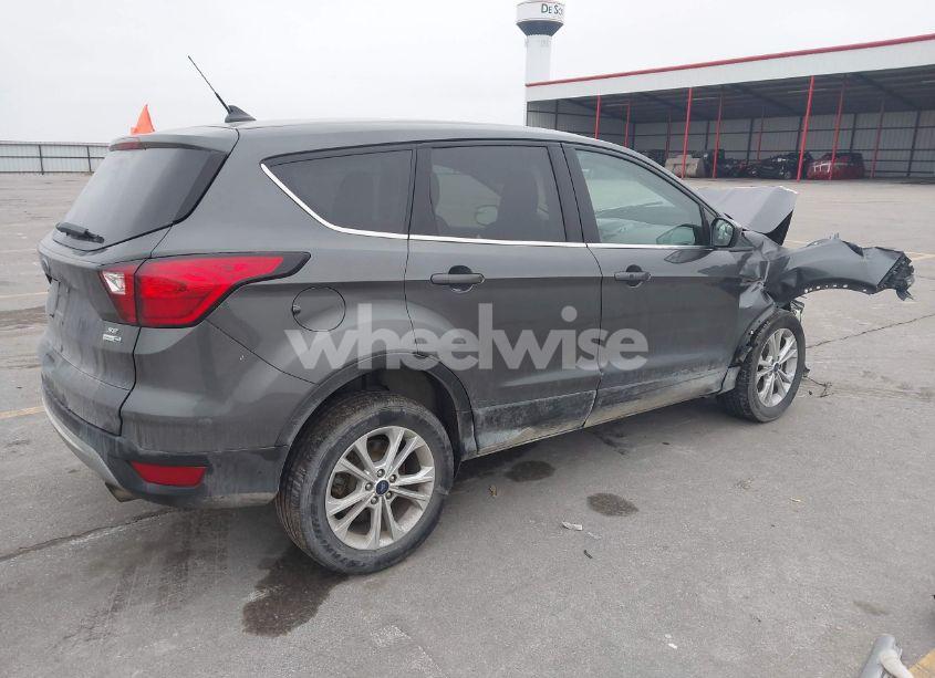 Photo 4 of 2019 Ford Escape SE (VIN 1FMCU9GD9KUC53338)