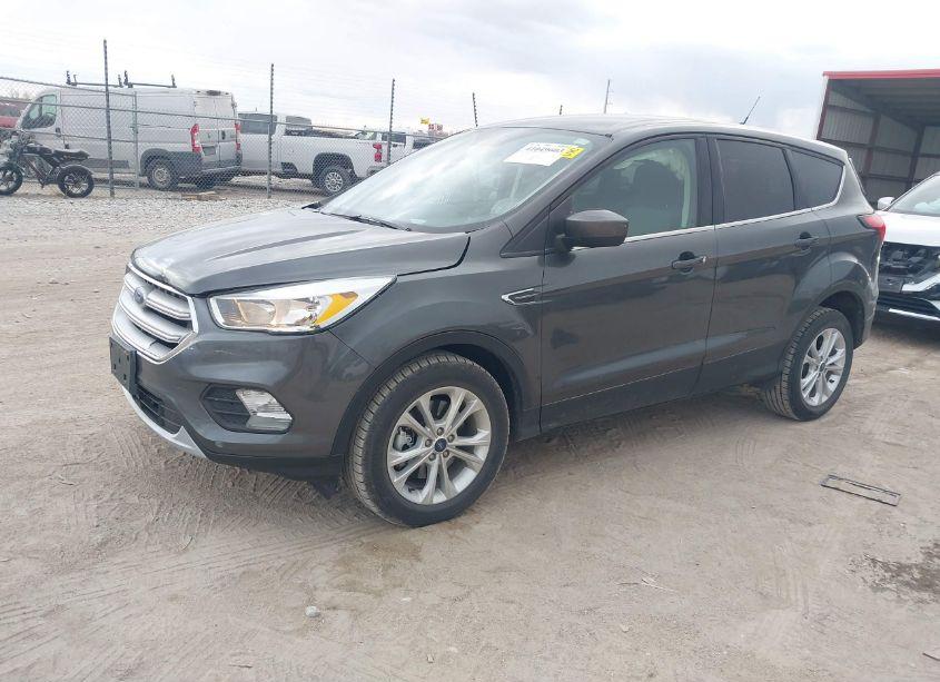 Photo 2 of 2019 Ford Escape SE (VIN 1FMCU9GD9KUC53498)