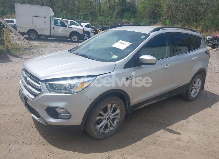 Photo 2 of 2017 Ford Escape SE (VIN 1FMCU9GDXHUC16596)