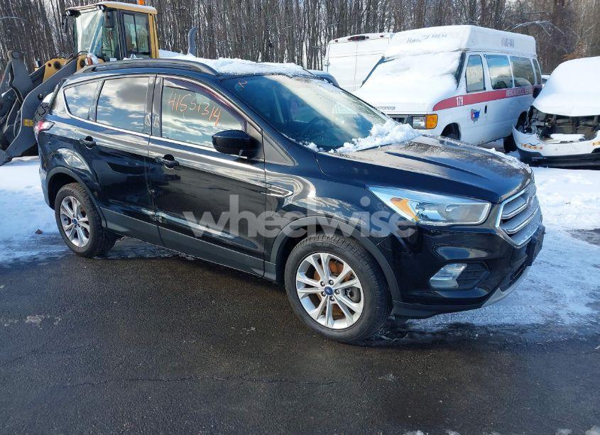 2018 Ford Escape SE (VIN 1FMCU9GDXJUB92211) main photo