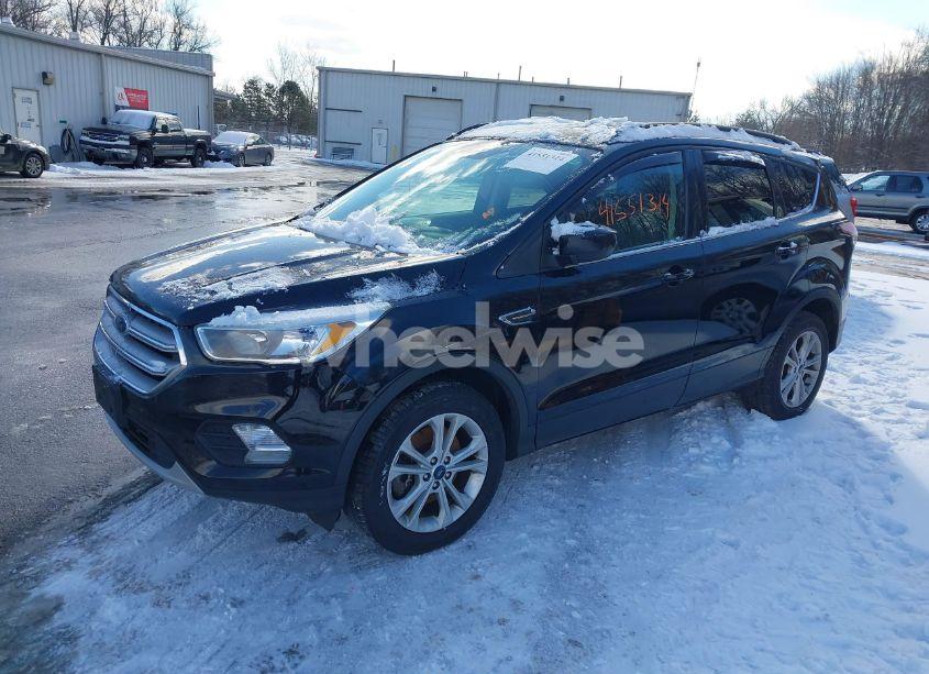 Photo 2 of 2018 Ford Escape SE (VIN 1FMCU9GDXJUB92211)