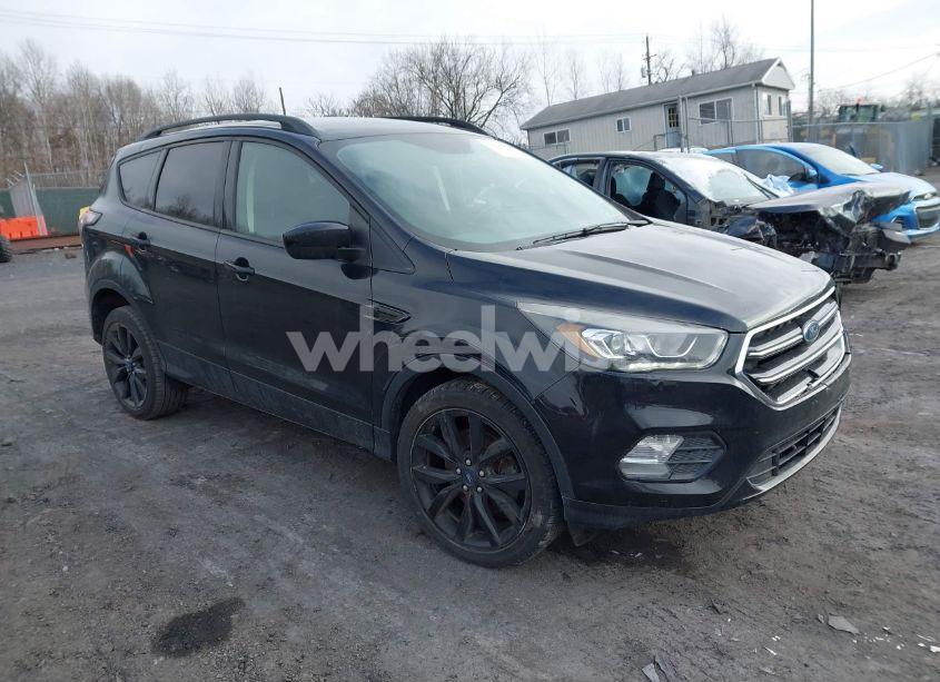 2018 Ford Escape SE (VIN 1FMCU9GDXJUC26390) main photo